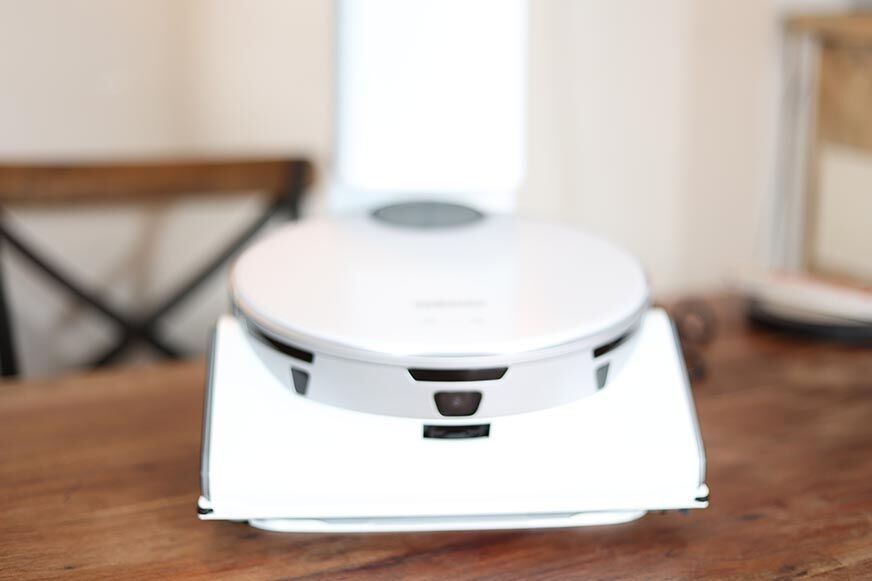 Die Oberseite des Samsung Jet Bot AI ist zu sehen. 